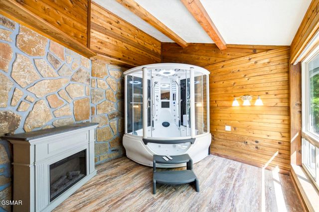 997 Lake Ridge Drive, Dandridge, TN 37725