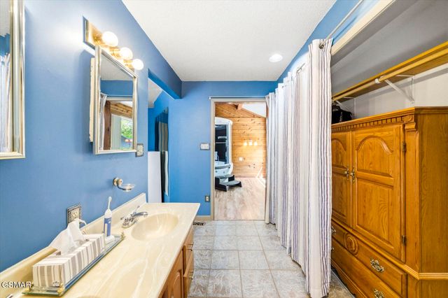 997 Lake Ridge Drive, Dandridge, TN 37725