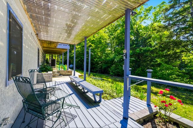 997 Lake Ridge Drive, Dandridge, TN 37725