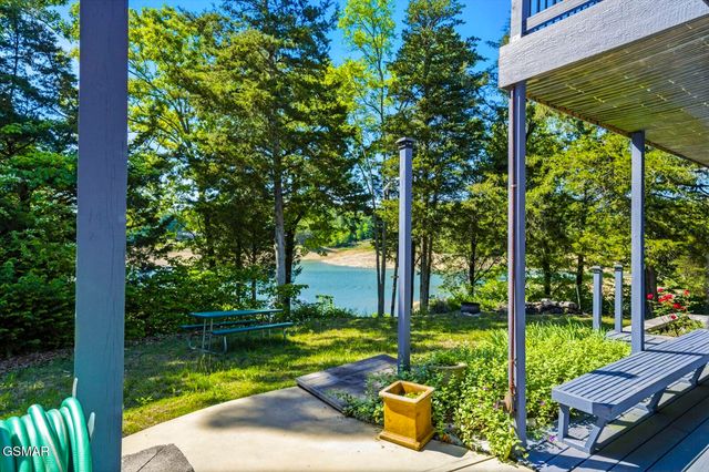 997 Lake Ridge Drive, Dandridge, TN 37725