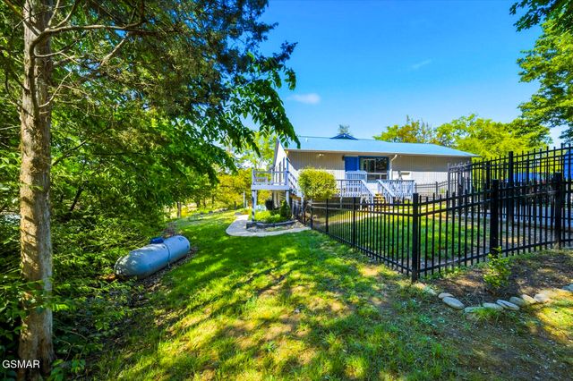 997 Lake Ridge Drive, Dandridge, TN 37725