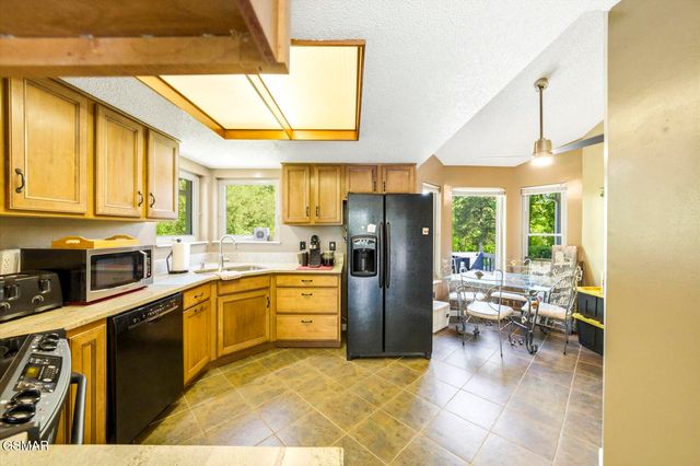 997 Lake Ridge Drive, Dandridge, TN 37725