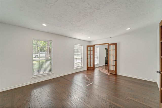 17 E Wandering Oak Drive, The Woodlands, TX 77381