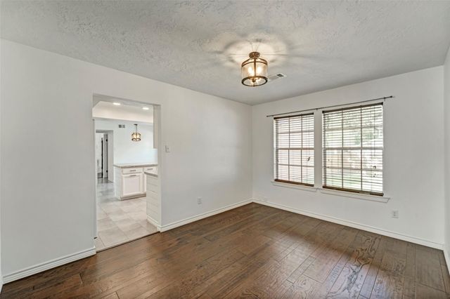 17 E Wandering Oak Drive, The Woodlands, TX 77381