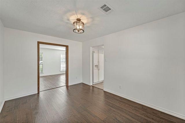 17 E Wandering Oak Drive, The Woodlands, TX 77381