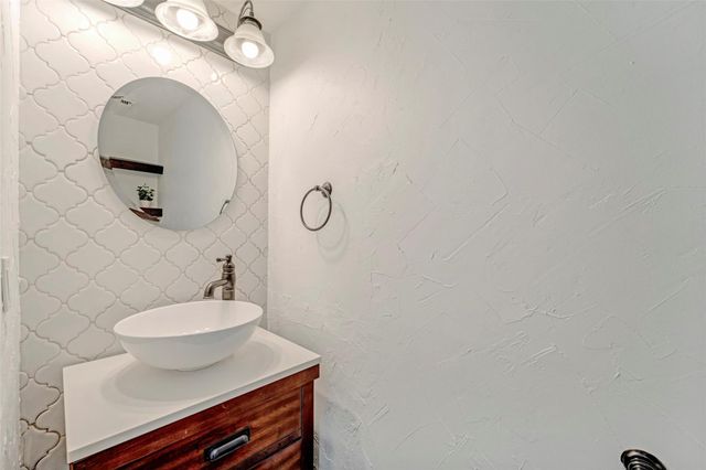 17 E Wandering Oak Drive, The Woodlands, TX 77381