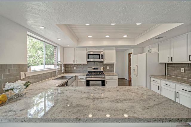 17 E Wandering Oak Drive, The Woodlands, TX 77381