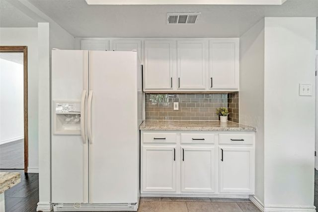 17 E Wandering Oak Drive, The Woodlands, TX 77381