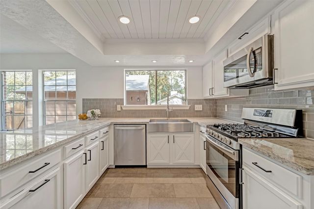 17 E Wandering Oak Drive, The Woodlands, TX 77381