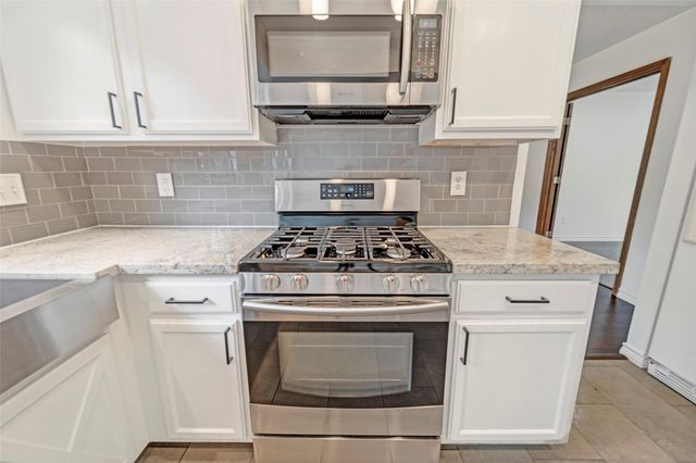 17 E Wandering Oak Drive, The Woodlands, TX 77381