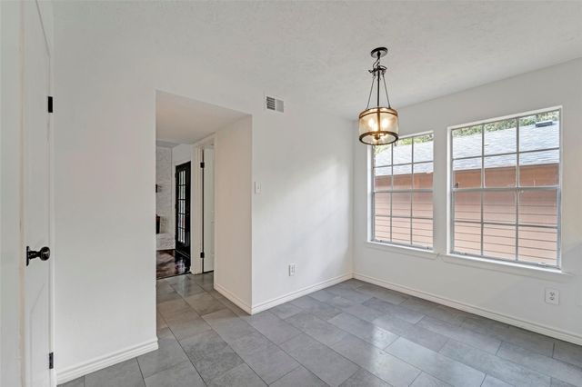 17 E Wandering Oak Drive, The Woodlands, TX 77381