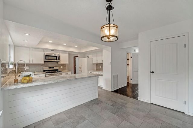 17 E Wandering Oak Drive, The Woodlands, TX 77381