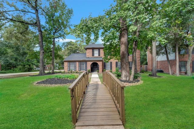 17 E Wandering Oak Drive, The Woodlands, TX 77381