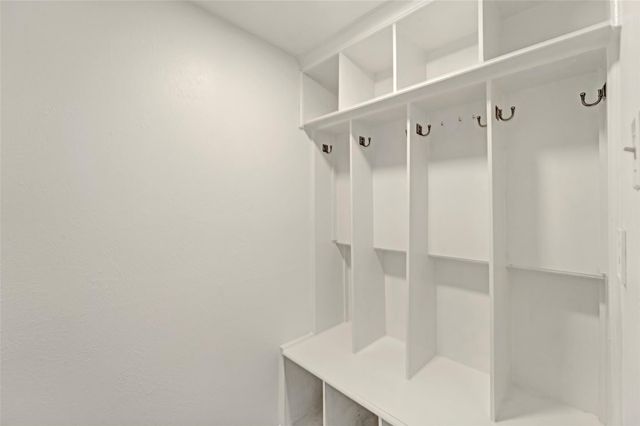 17 E Wandering Oak Drive, The Woodlands, TX 77381