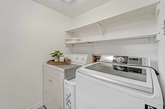 17 E Wandering Oak Drive, The Woodlands, TX 77381