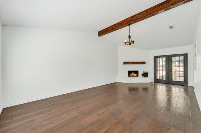 17 E Wandering Oak Drive, The Woodlands, TX 77381