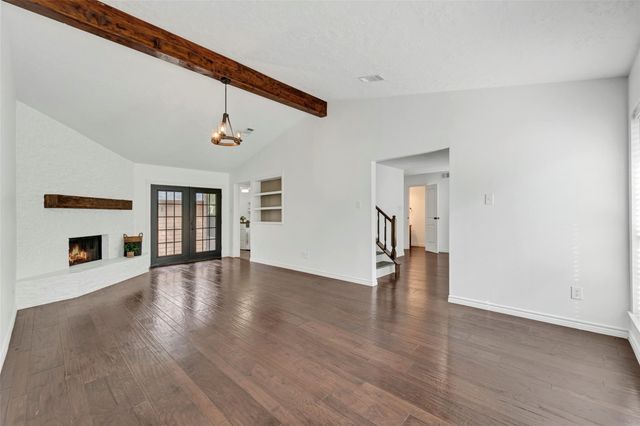 17 E Wandering Oak Drive, The Woodlands, TX 77381