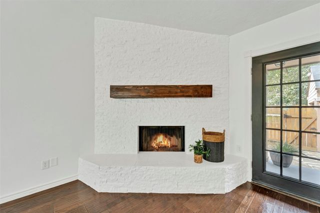 17 E Wandering Oak Drive, The Woodlands, TX 77381