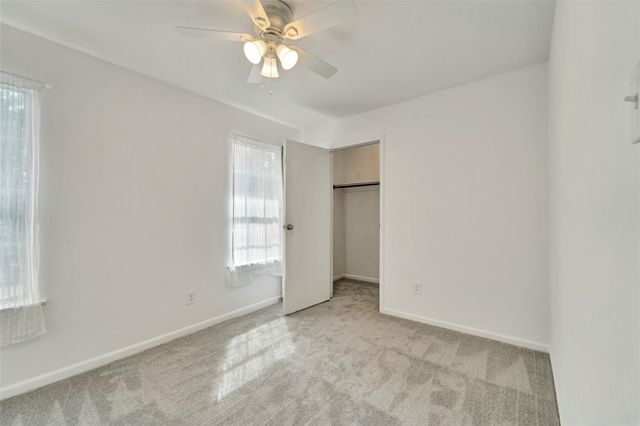 17 E Wandering Oak Drive, The Woodlands, TX 77381