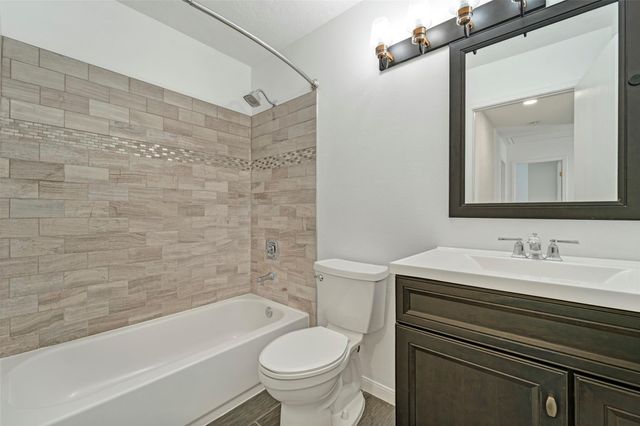 17 E Wandering Oak Drive, The Woodlands, TX 77381