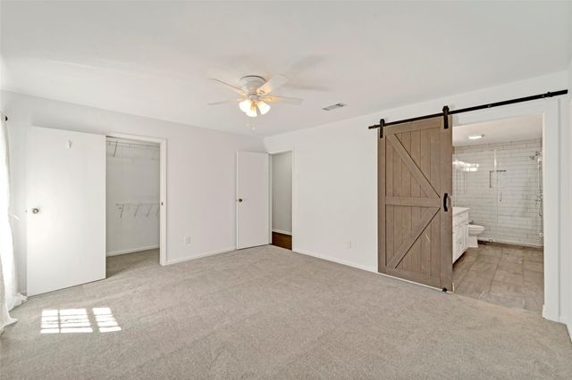 17 E Wandering Oak Drive, The Woodlands, TX 77381