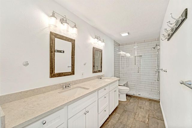 17 E Wandering Oak Drive, The Woodlands, TX 77381