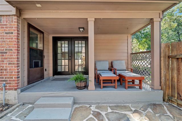 17 E Wandering Oak Drive, The Woodlands, TX 77381