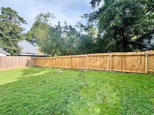 17 E Wandering Oak Drive, The Woodlands, TX 77381