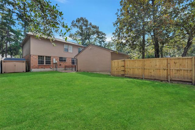 17 E Wandering Oak Drive, The Woodlands, TX 77381