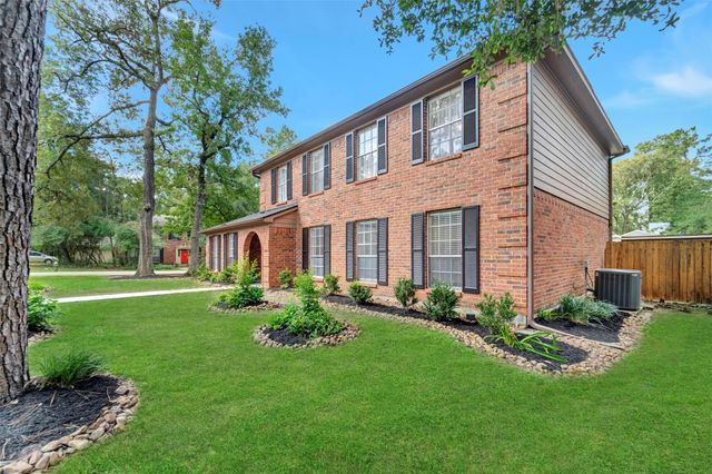 17 E Wandering Oak Drive, The Woodlands, TX 77381
