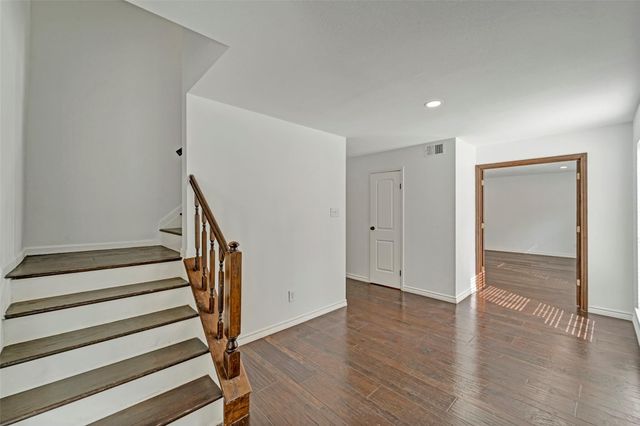 17 E Wandering Oak Drive, The Woodlands, TX 77381