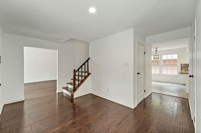 17 E Wandering Oak Drive, The Woodlands, TX 77381