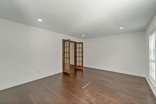 17 E Wandering Oak Drive, The Woodlands, TX 77381