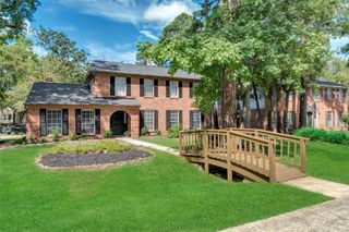 17 E Wandering Oak Drive, The Woodlands, TX 77381