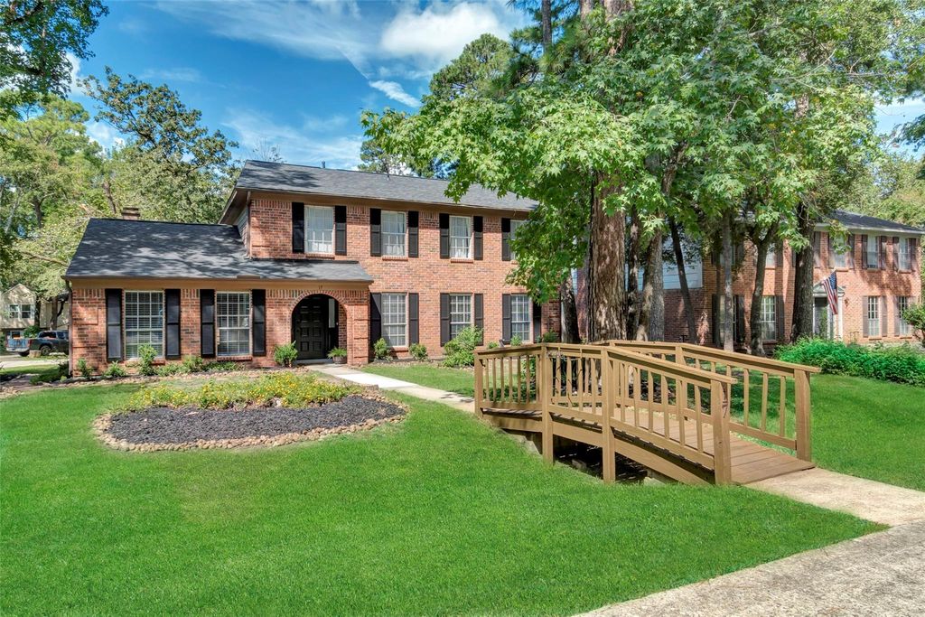 17 E Wandering Oak Drive, The Woodlands, TX 77381