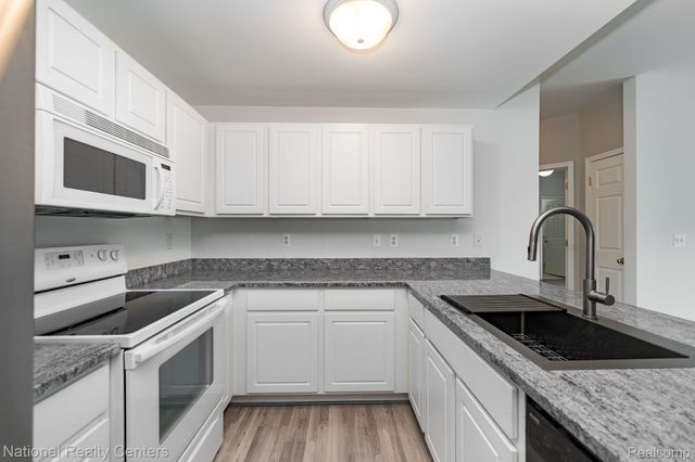 1291 Azalea Ln. Lane, Waterford Charter Township, MI 48327