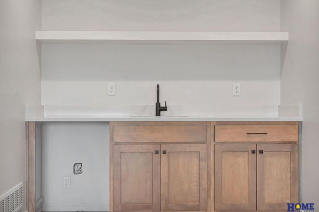 9121 White Horse Way, Lincoln, NE 68520