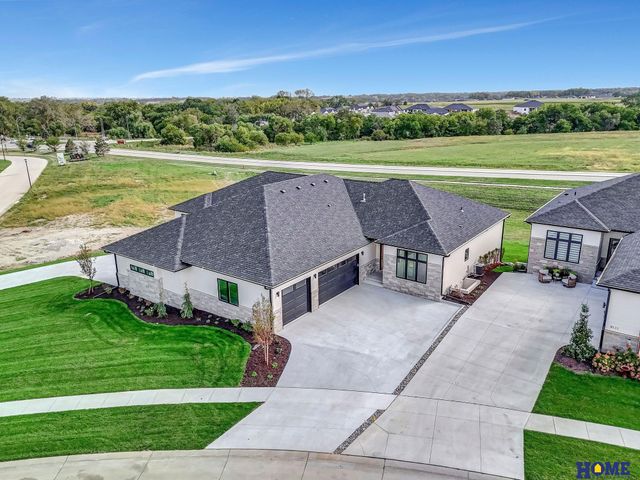 9121 White Horse Way, Lincoln, NE 68520