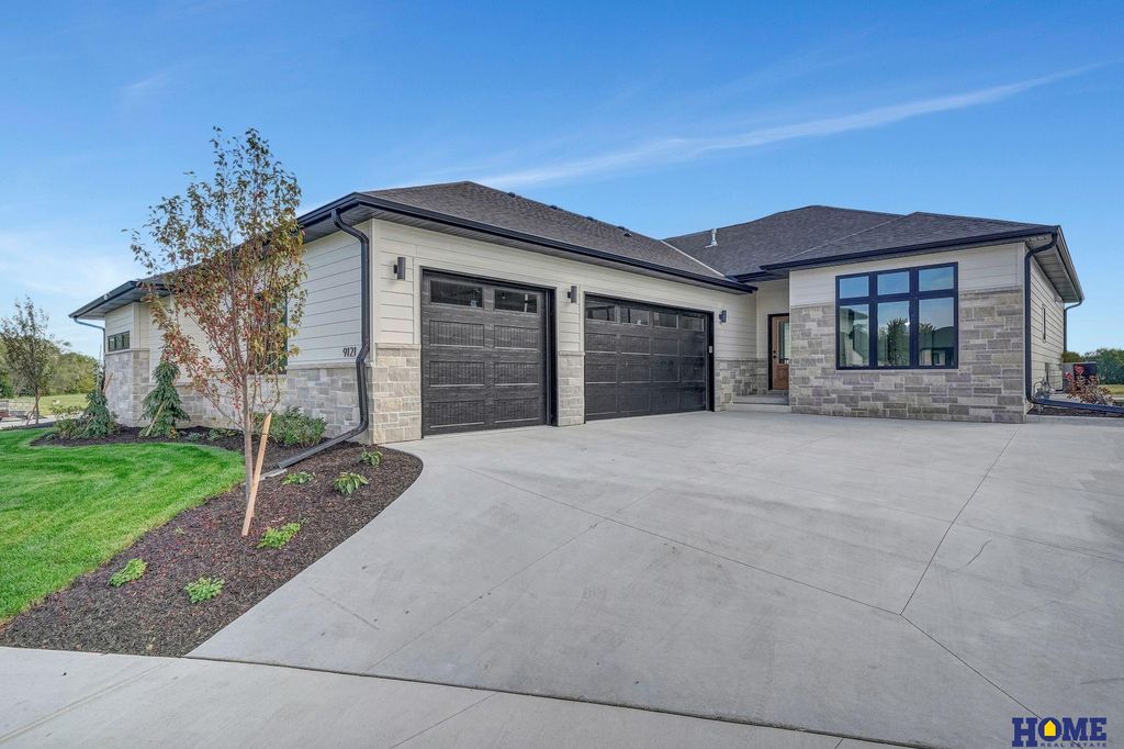 9121 White Horse Way, Lincoln, NE 68520