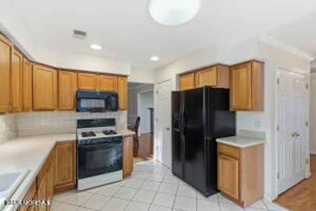 6 Katie Court, Lakewood, NJ 08701