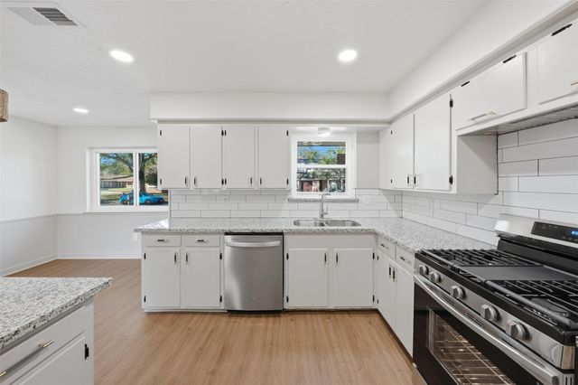 5002 Cedar Creek Drive, Dickinson, TX 77539