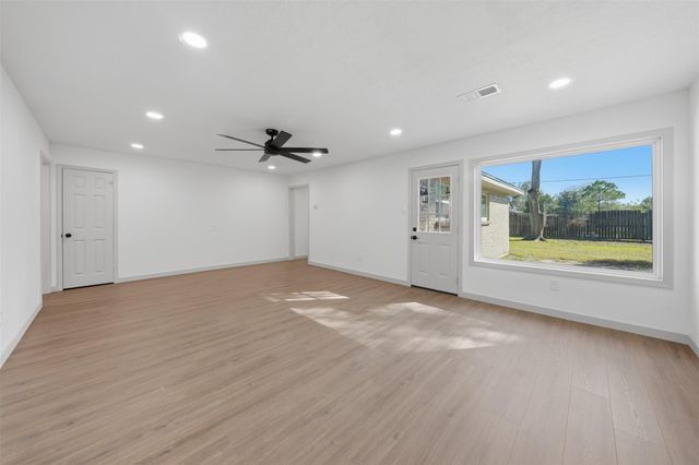 5002 Cedar Creek Drive, Dickinson, TX 77539