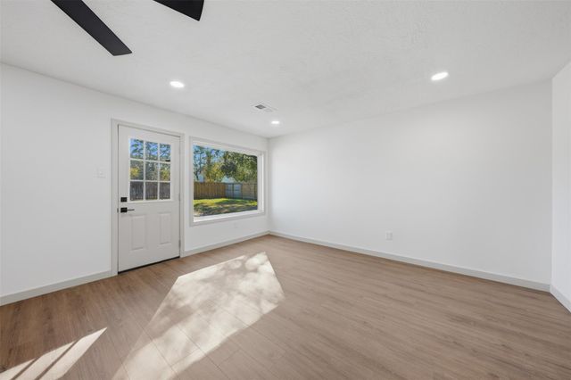 5002 Cedar Creek Drive, Dickinson, TX 77539