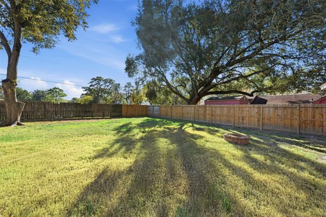 5002 Cedar Creek Drive, Dickinson, TX 77539