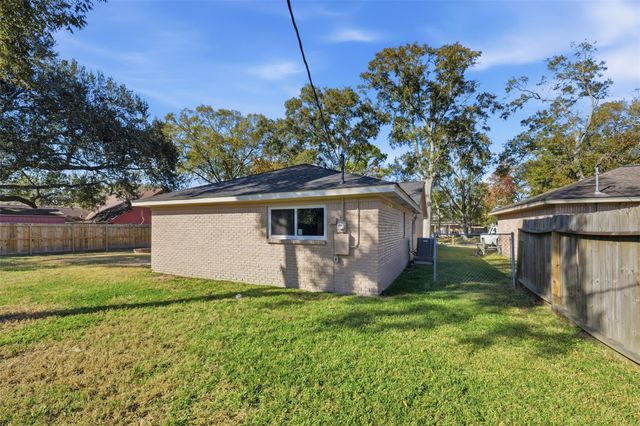 5002 Cedar Creek Drive, Dickinson, TX 77539