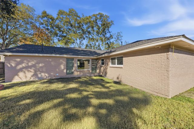 5002 Cedar Creek Drive, Dickinson, TX 77539