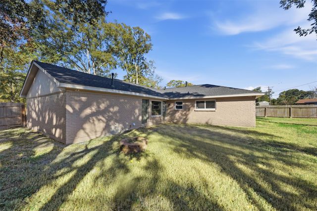 5002 Cedar Creek Drive, Dickinson, TX 77539