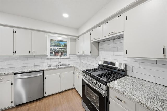 5002 Cedar Creek Drive, Dickinson, TX 77539