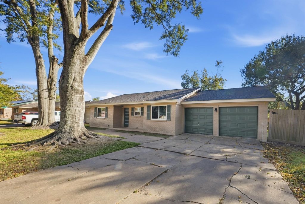 5002 Cedar Creek Drive, Dickinson, TX 77539