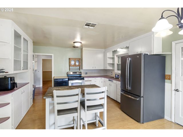 500 E B Ave, Drain, OR 97435